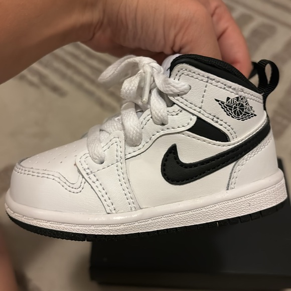 Jordan 1 MID - Picture 3 of 5